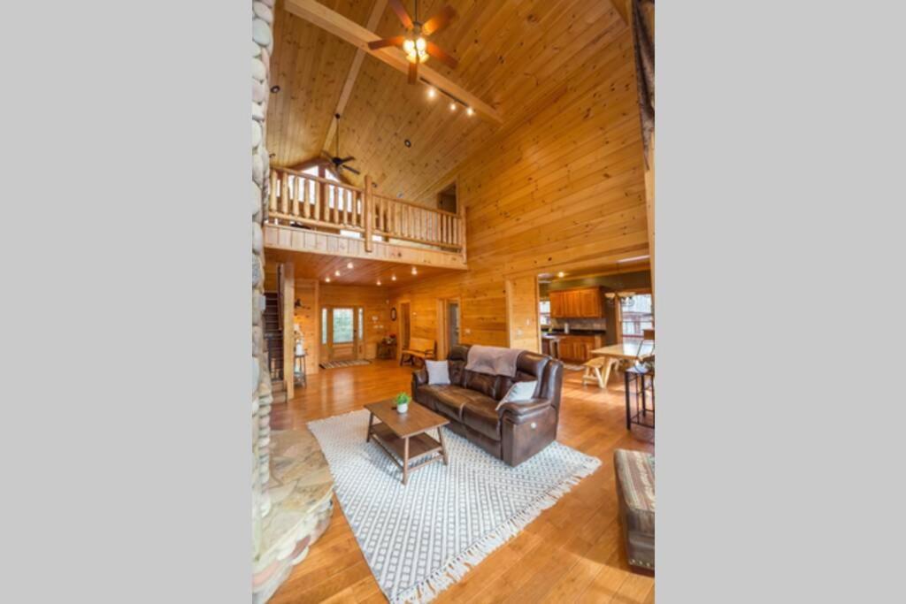 Christmas Lodge-Secluded Near Downtown ブルーリッジ山脈 エクステリア 写真