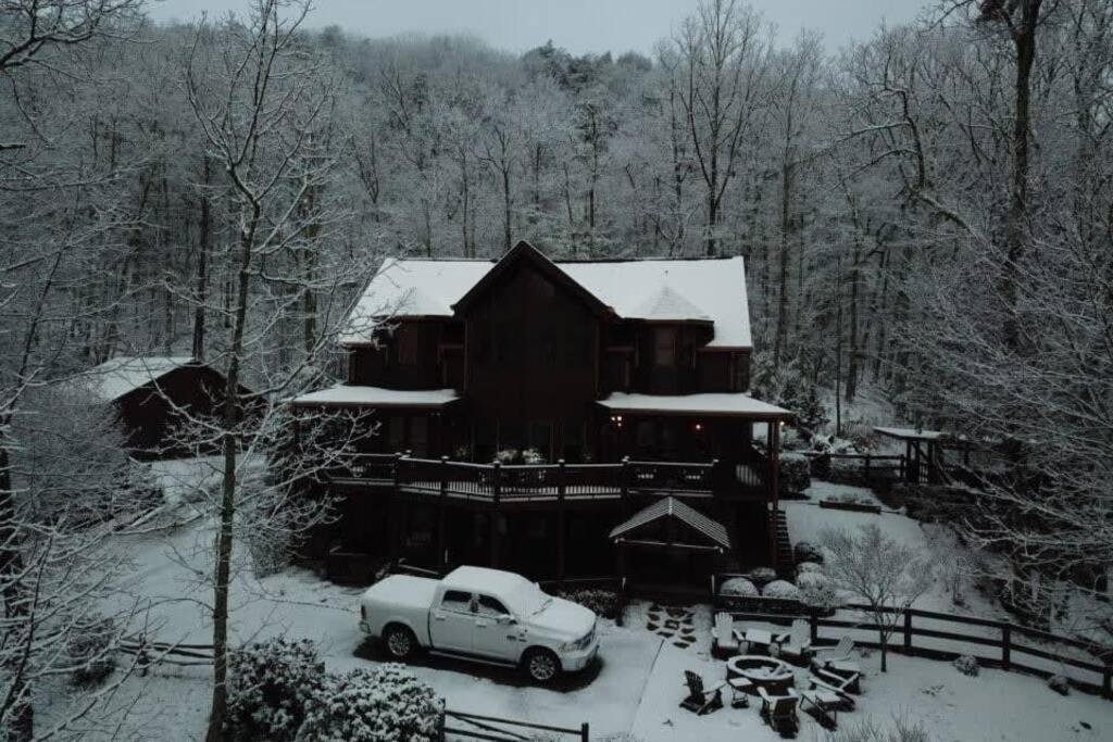 Christmas Lodge-Secluded Near Downtown ブルーリッジ山脈 エクステリア 写真