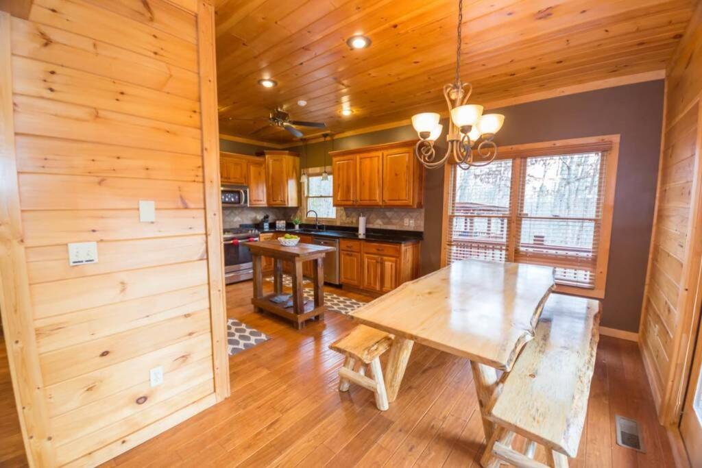 Christmas Lodge-Secluded Near Downtown ブルーリッジ山脈 エクステリア 写真