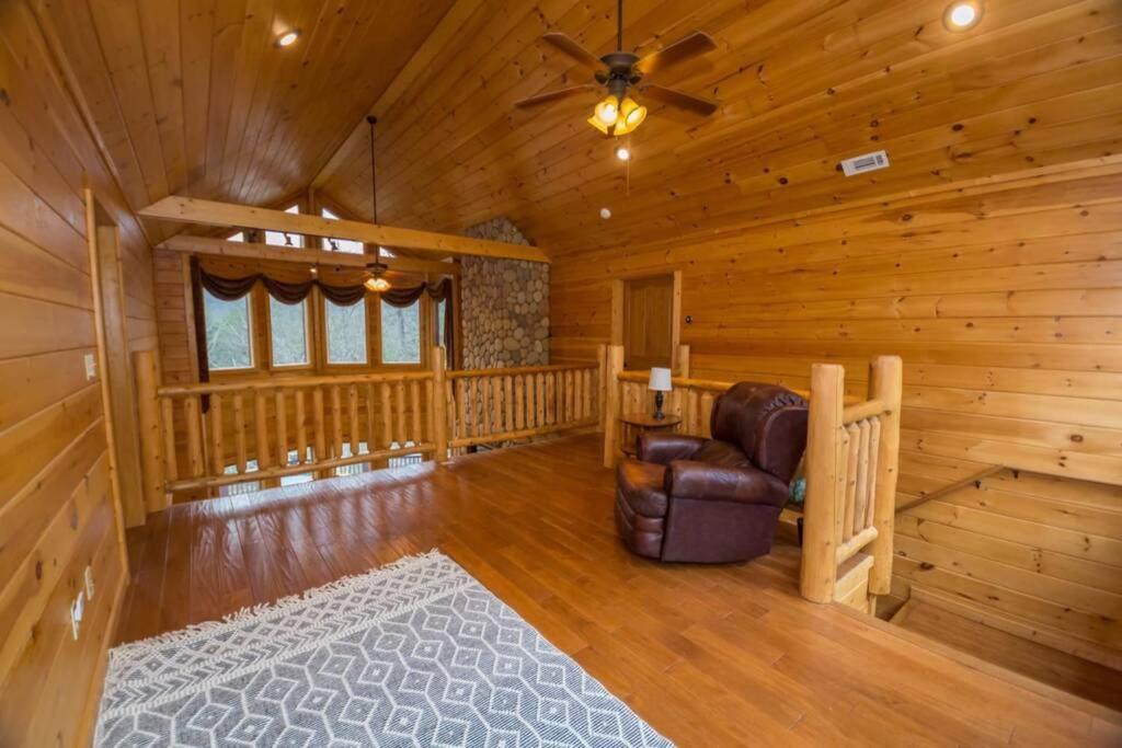Christmas Lodge-Secluded Near Downtown ブルーリッジ山脈 エクステリア 写真